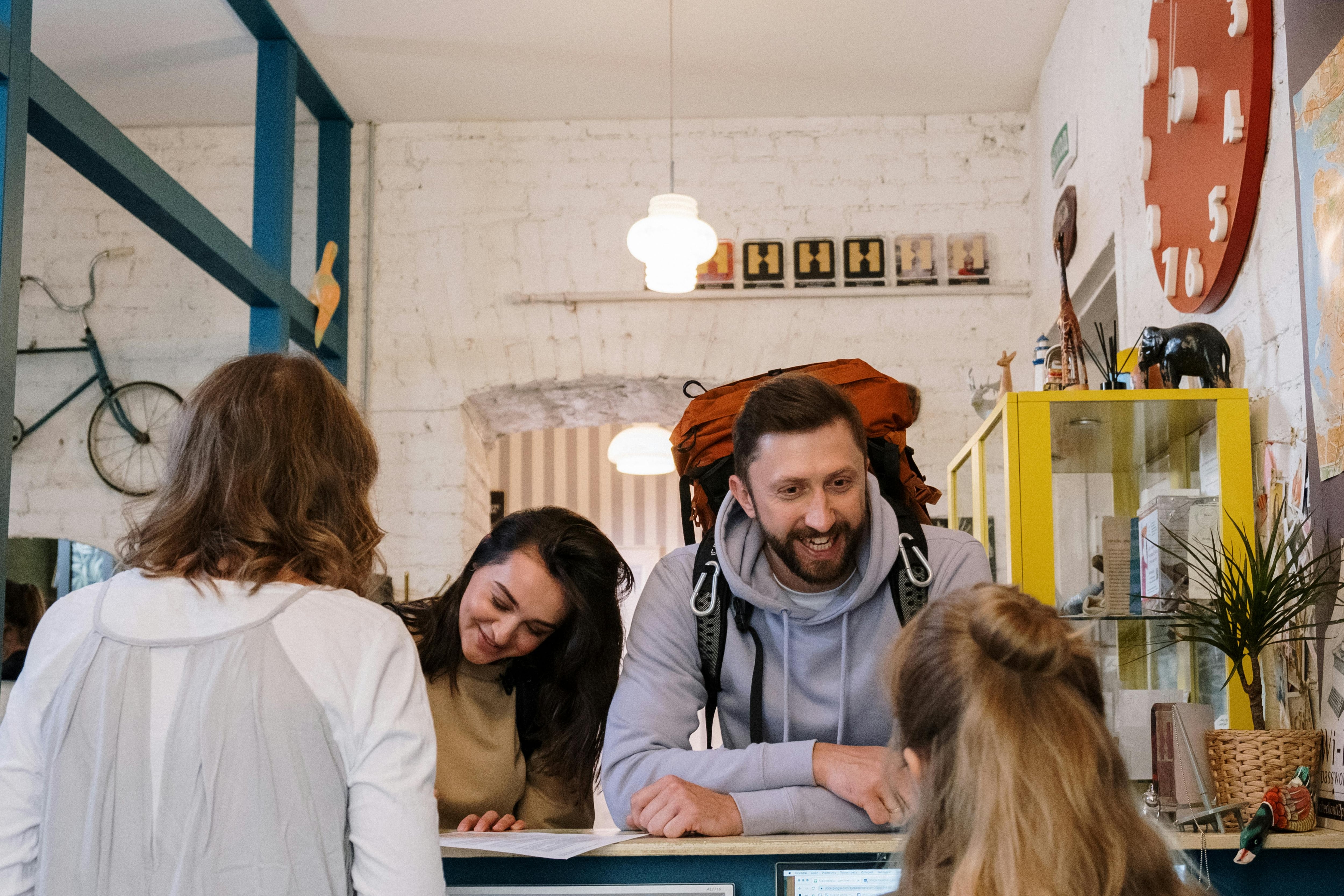 Recepcionista turismo, los empleados asociados a FAECYS de turismo cobran abril con aumento.