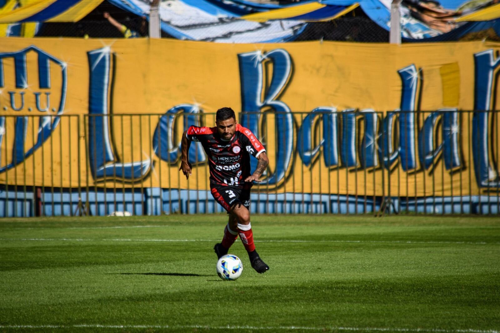 Huracán Las Heras perdió 1-0 en su visita a Juventud Unida de San Luis. / Gentileza.