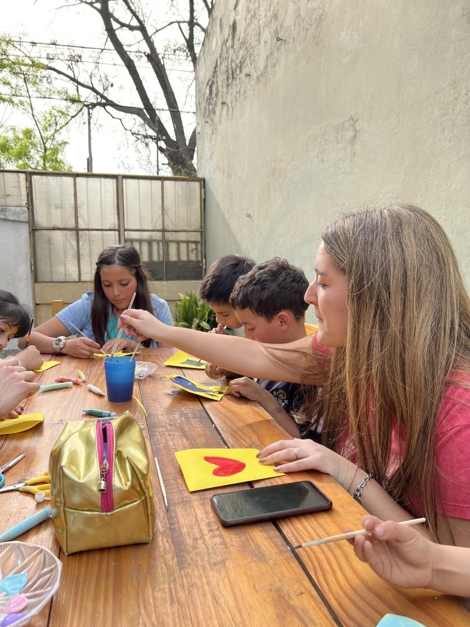 Inclusión y solidaridad: una ONG invita a personas sordas a sus voluntariados con una original tarjeta. Foto: Gentileza ONG Huellas.