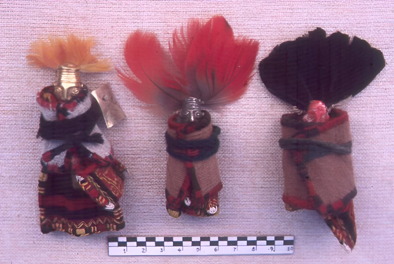 Estatuillas antropomorfas masculinas del ajuar de la capacocha de la pirámide del cerro Aconcagua: en oro, plata y valva spondilus. Foto J. Roberto Bárcena