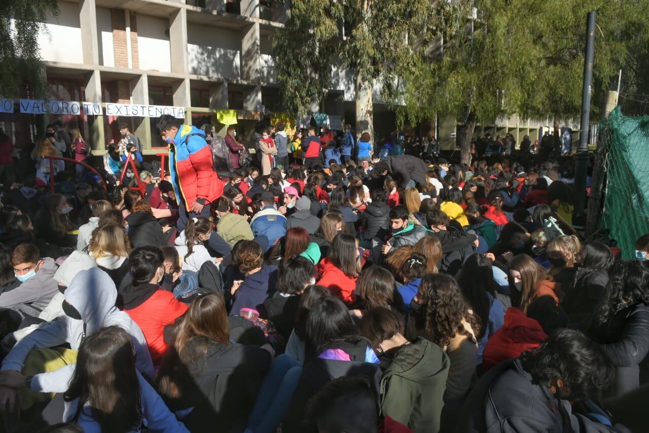 Sentada en el DAD tras la caída de la alumna. Ignacio Blanco / Los Andes