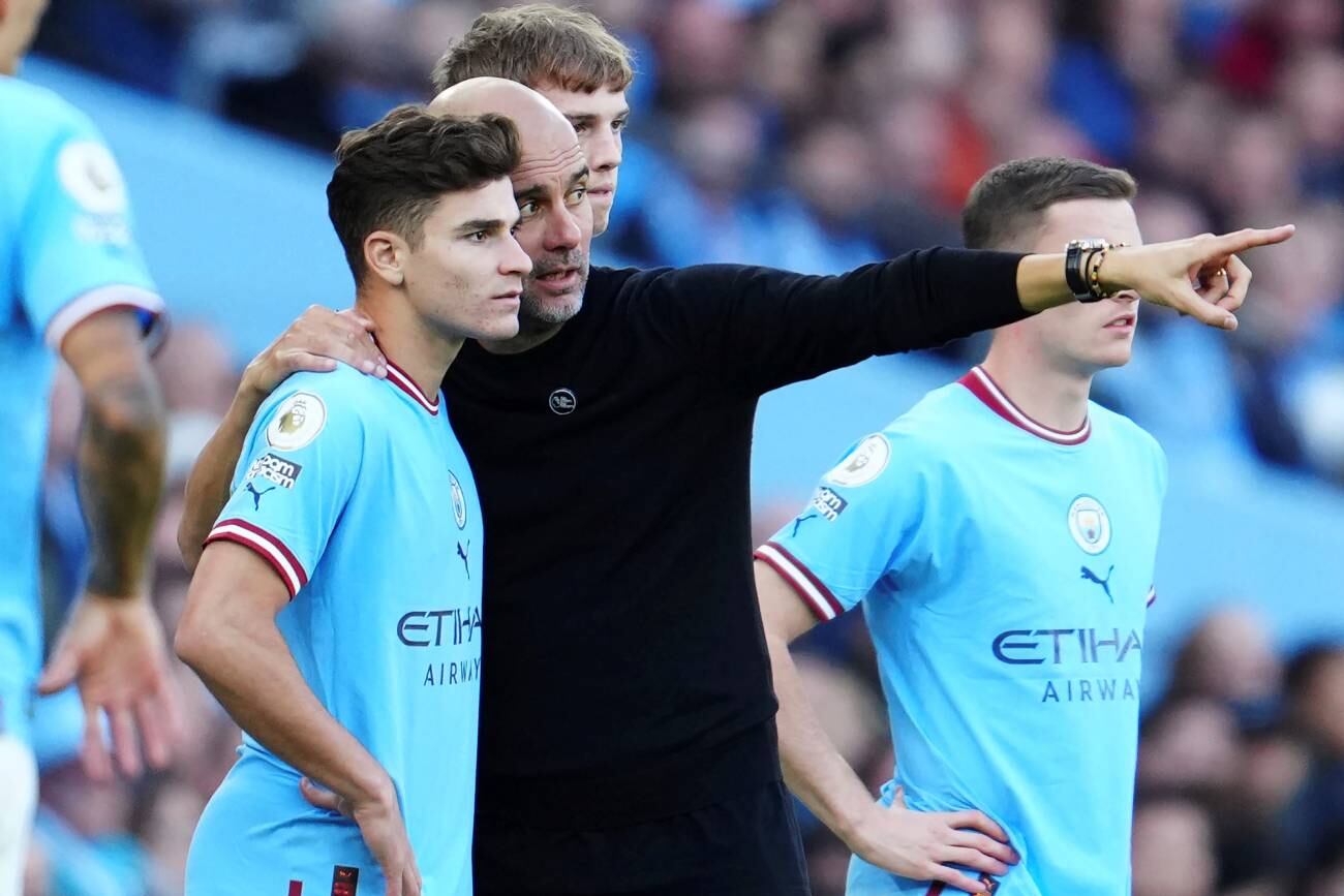 Julián Álvarez junto a Pep Guardiola (AP)