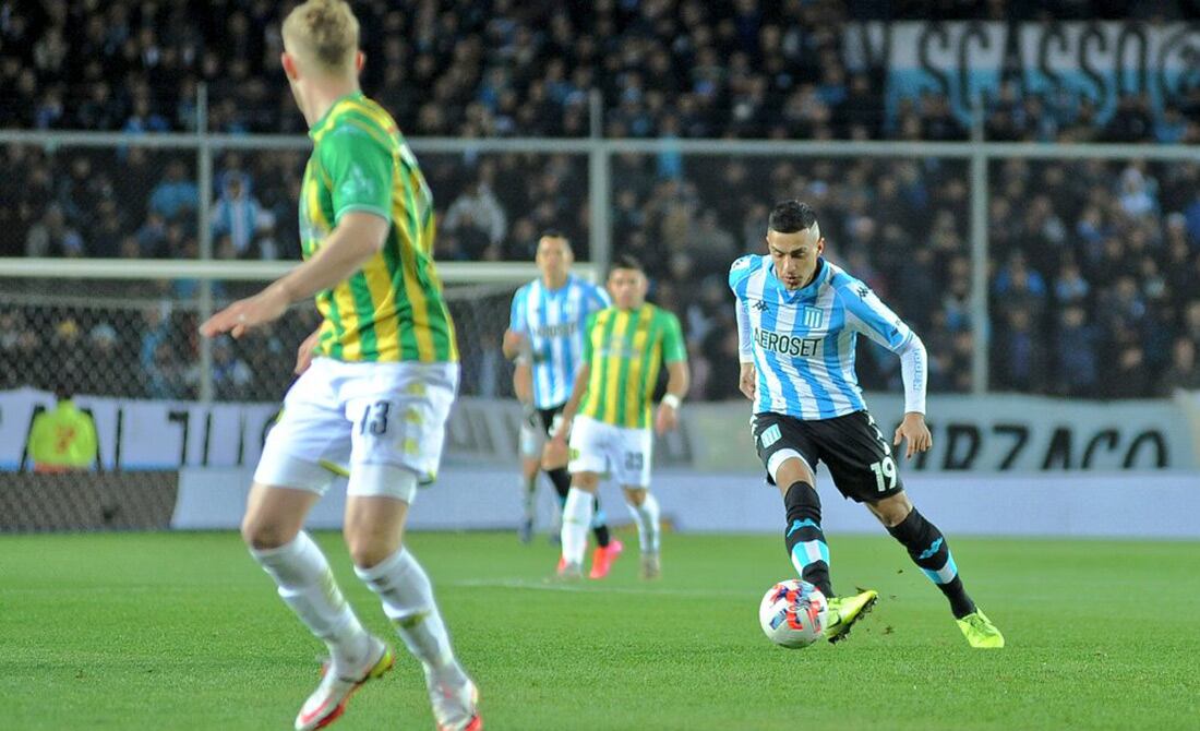 "Lolo" Miranda con la pelota en sus pies durante el primer tiempo (Foto: Racing).