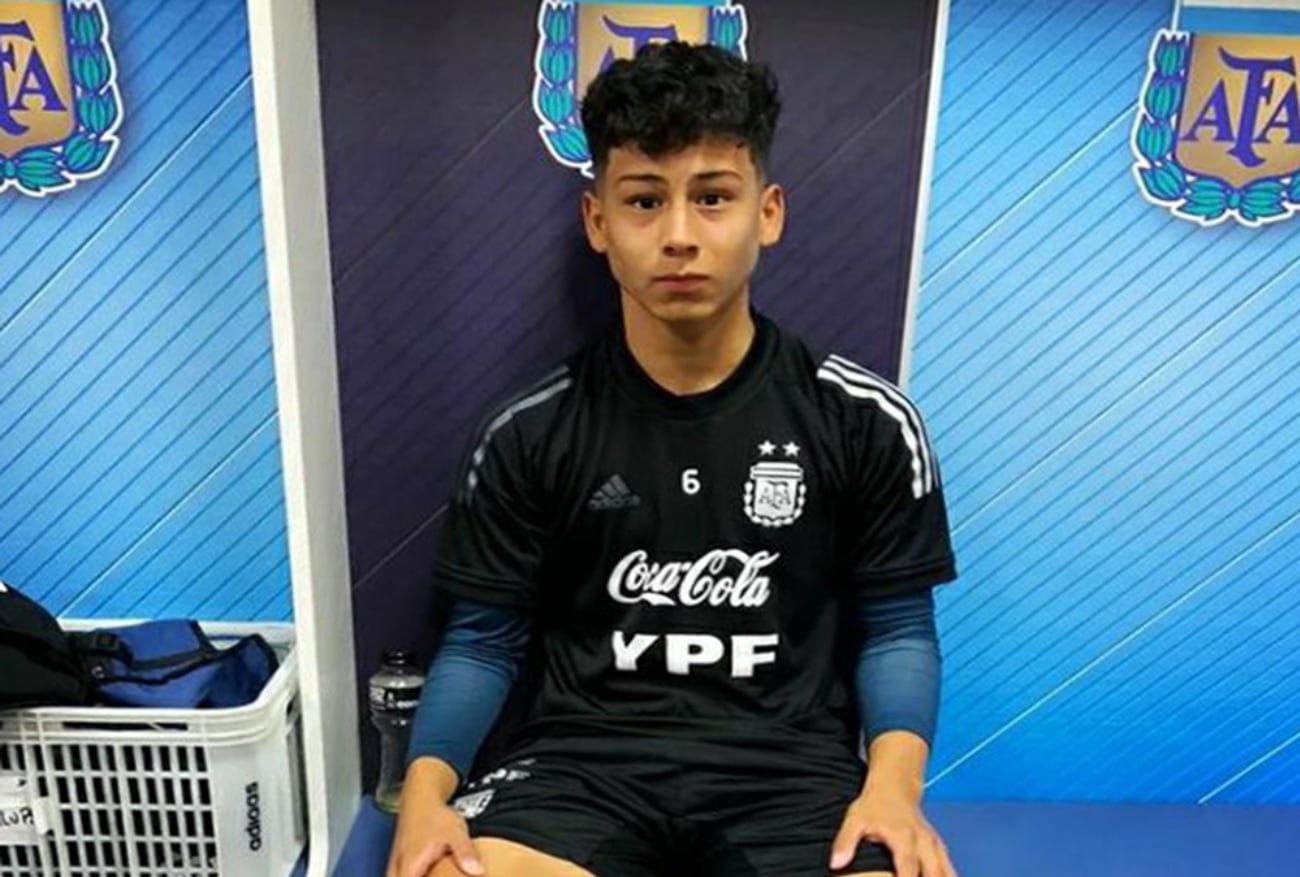 El juvenil ya debutó con la Selección Sub 17 de Argentina. /Foto: AFA