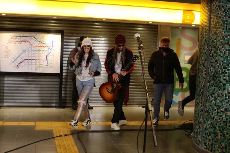 La diva del teléfono y el cantante colombiano improvisaron un show en el subte de Buenos Aires. Foto Ramiro Souto.