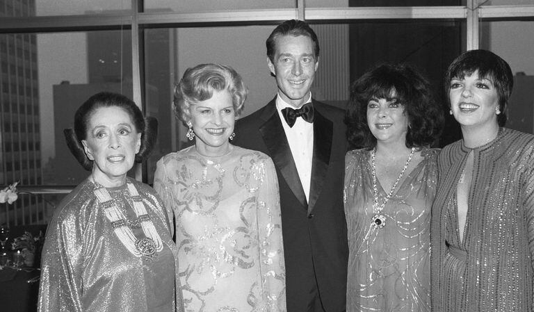 Halston junto a algunas de sus famosas amigas, entre las que estaban Liz Taylor y Liza Minnelli (ambas a la derecha).