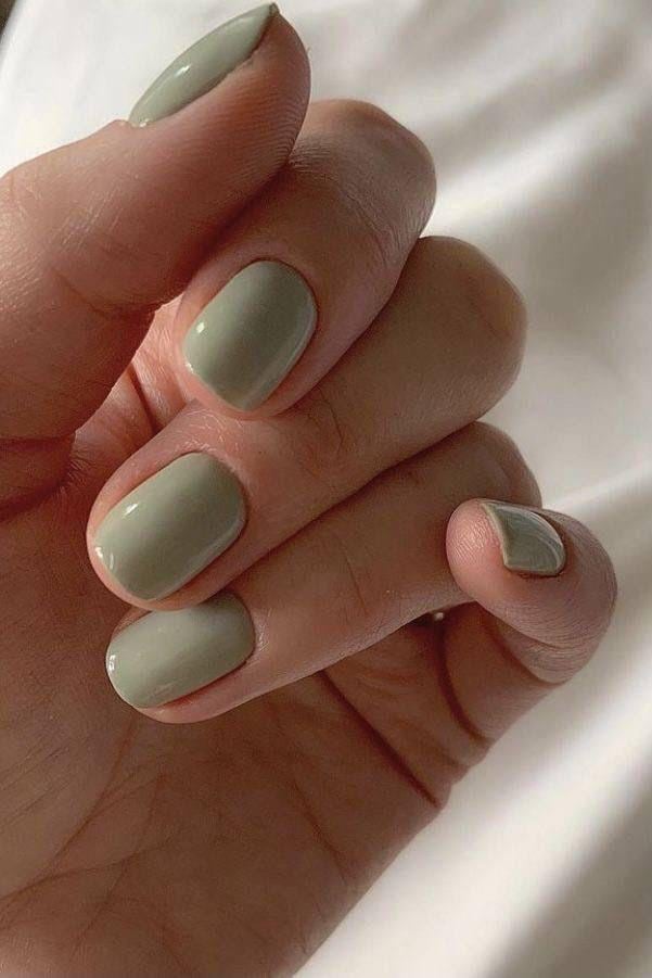 Colores de uñas en tendencia para este verano: verde matcha.