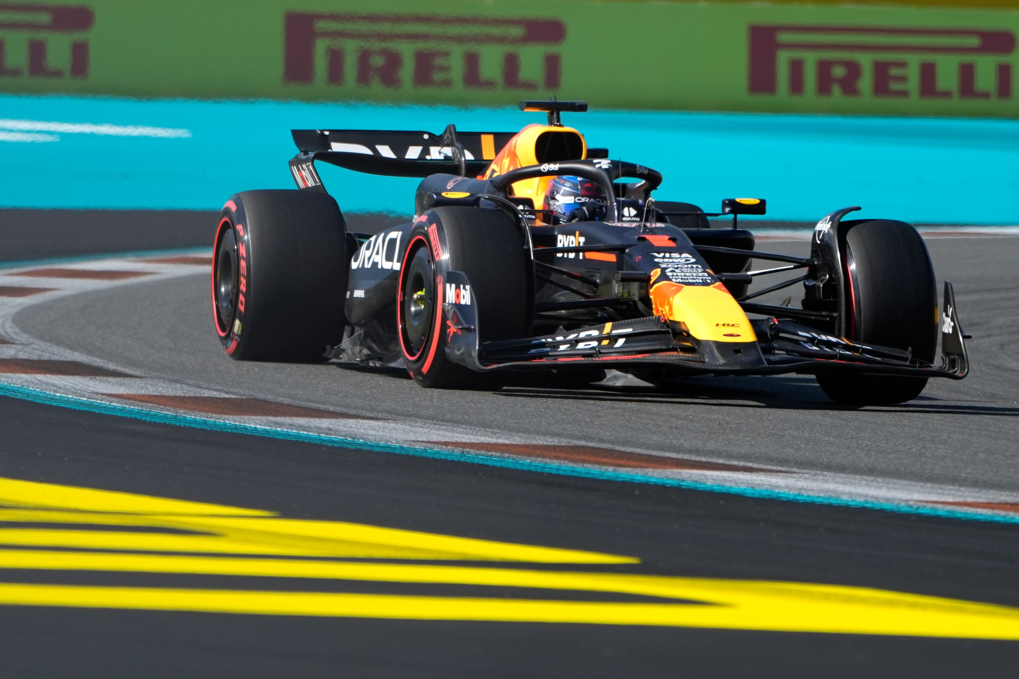 Max Verstappen, piloto holandés de Red Bull, maneja durante la sesión de clasificación del Gran Premio de Miami de Fórmula 1, el sábado 4 de mayo de 2024, en Miami Gardens, Florida. (AP Foto/Lynne Sladky)