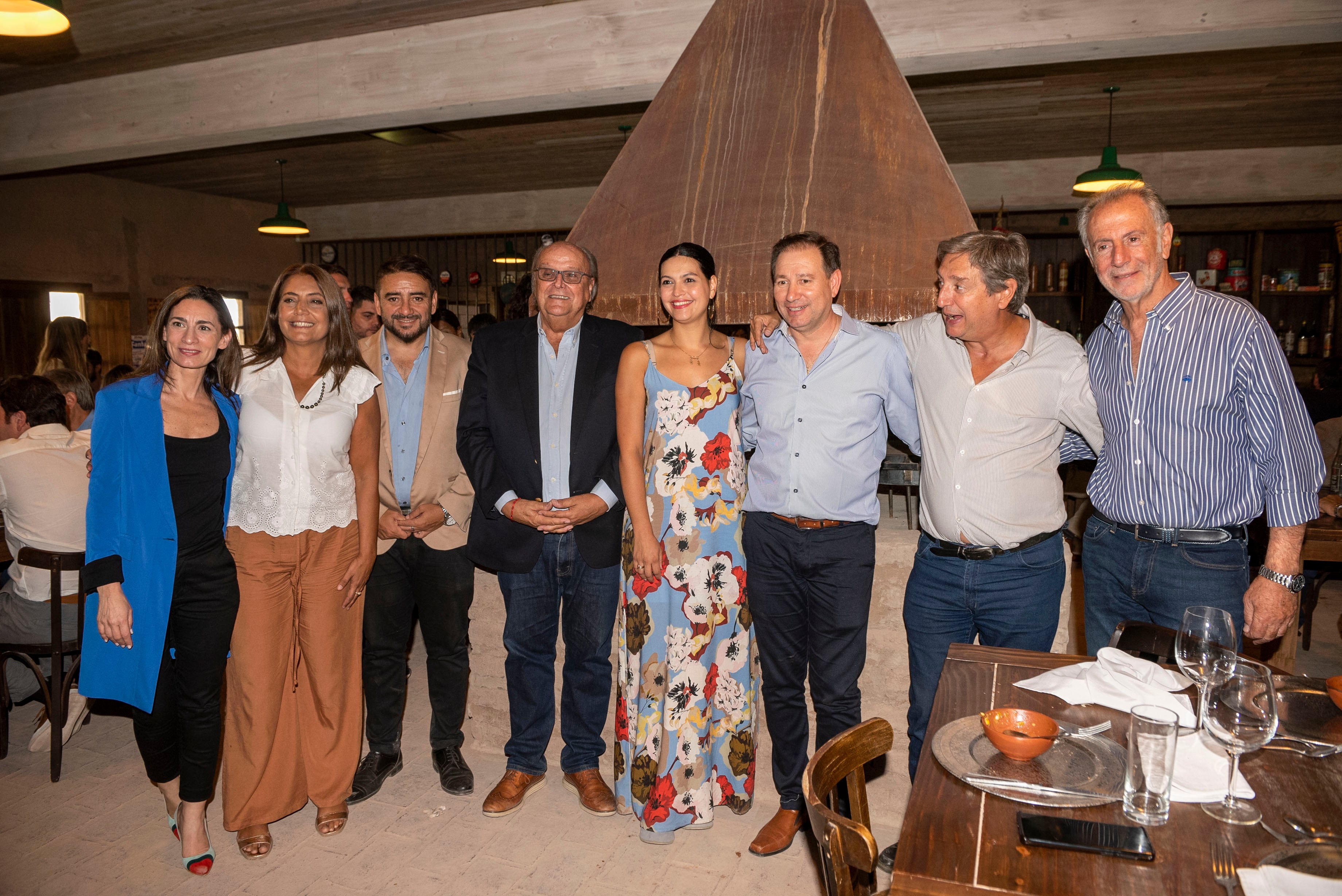 Algunos de los VIP del almuerzo, posando ante los flashes.