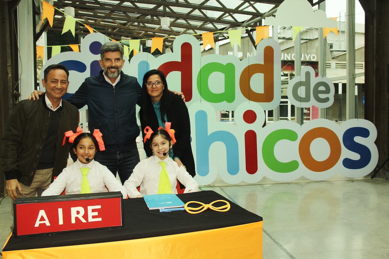 Felipe Rinaldo (secretario de Cultura y Turismo de la ciudad de Mendoza), Ulpiano Suarez (intendente de la ciudad de Mendoza) y Laura Fuertes (directora de Cultura de la ciudad de Mendoza) junto a Antonia y Lupe. Foto: Fernando Grosso