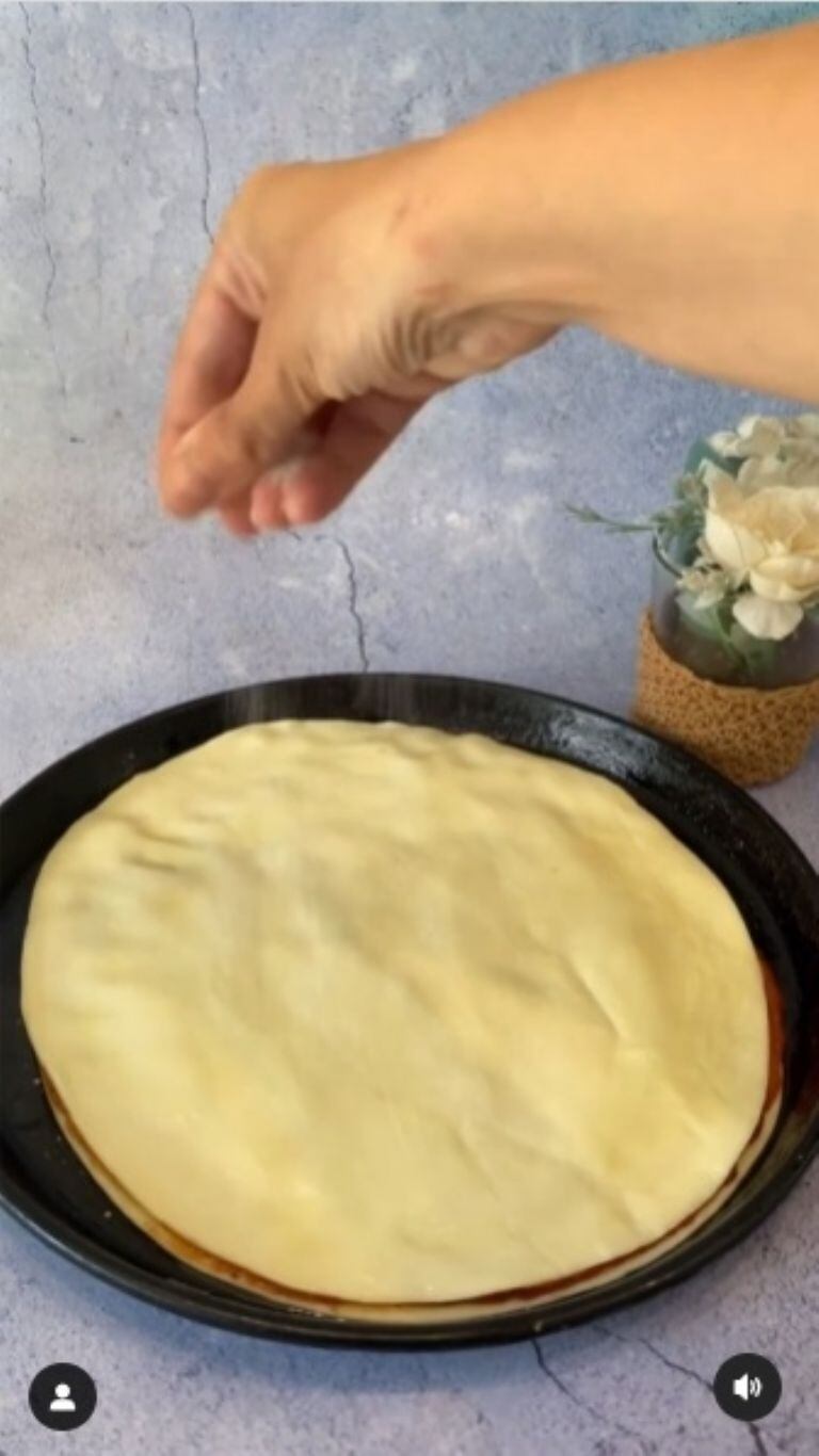 Colocar la otra tapa de la masa y pincelarle manteca derretida y azúcar. Foto: Gentileza Sabrina.recetas.