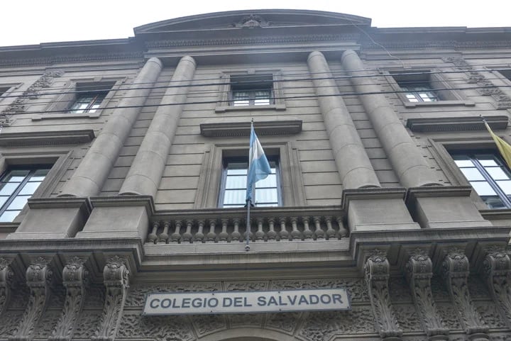 Frente del tradicional Colegio del Salvador, en Callao 542. Foto: Constanza Niscovolos