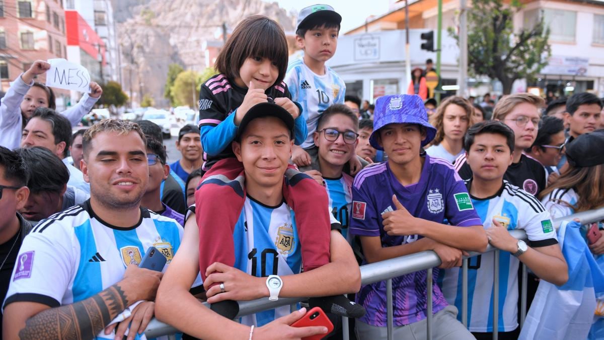 El recibimiento de los bolivianos para con la Selección Argentina. Foto: Julián Álvarez / Télam.