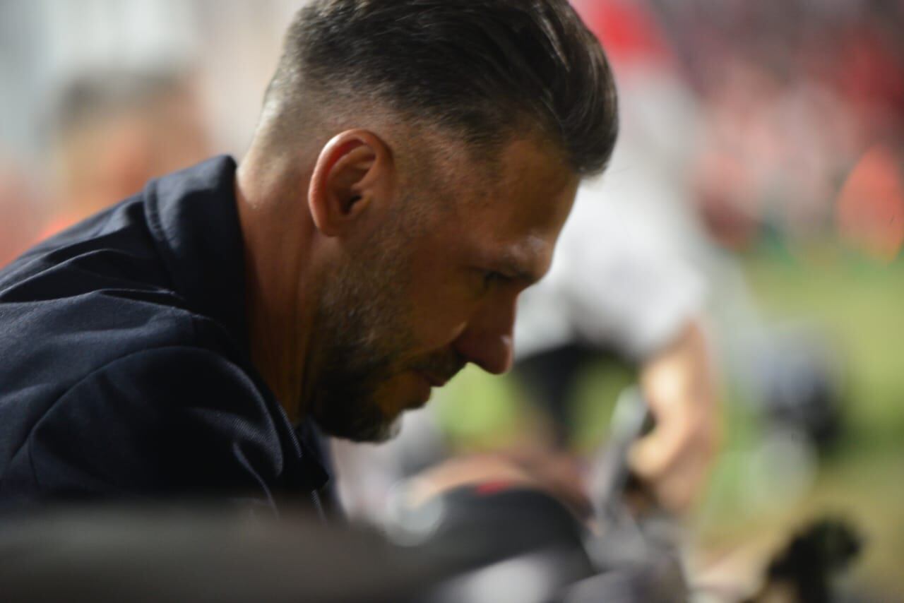 Martín Demichelis, DT de River, en la cancha de Instituto. (Javier Ferreyra / La Voz).