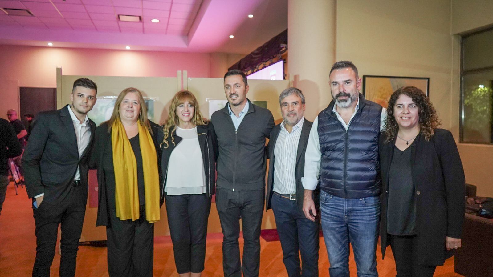 Luis Petri junto a Patricia Giménez y algunos precandidatos a intendentes.