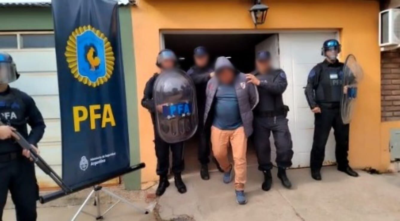 Uno de los cuatro detenidos durante el operativo. Gentileza Policía Federal.