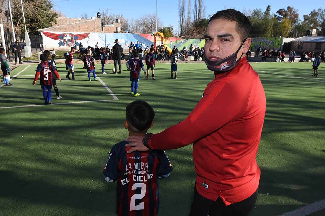 Diego Medina es recolector de residuos de día y profe de fútbol por la tarde. Hace 5 años abrió su propia escuelita de fútbol en Bermejo donde brinda contención a 70 niños. Para este Día de la Niñez quiere conseguir un par de botines a cada alumnito.