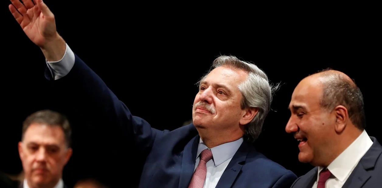 Alberto Fernández junto a Juan Manzur, el nuevo jefe de Gabinete de Ministros. (Foto / Clarín)