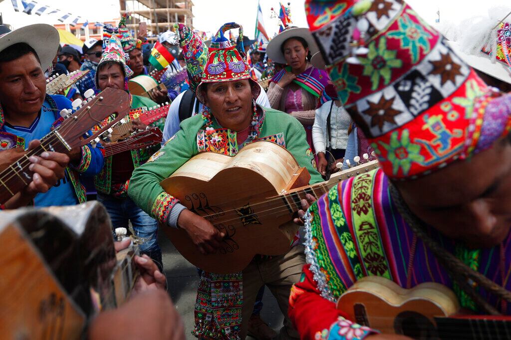 Músicos quechua participan en los festejos luego de que el conteo oficial declaró al izquierdista Luis Arce como ganador de las elecciones presidenciales, en El Alto, Bolivia.