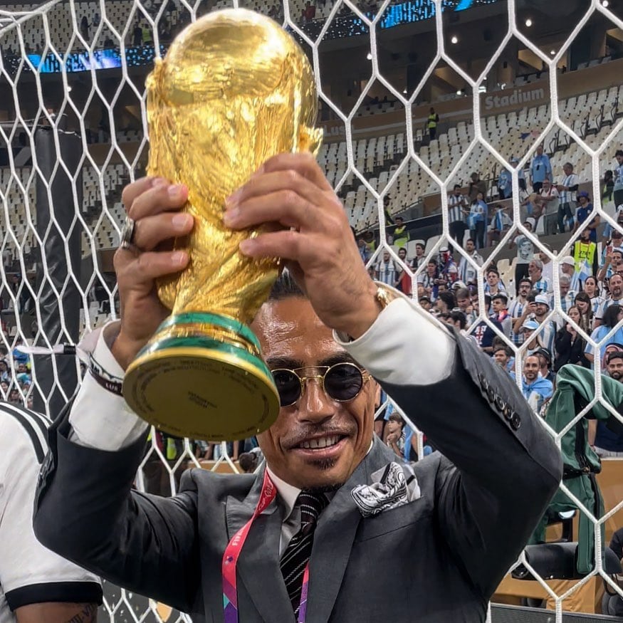 El chef turco consiguió una foto levantando la Copa del Mundo.