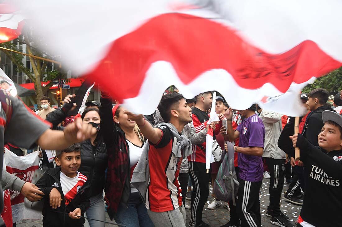 Hinchas de River festejan en el kilómetro 0 de Mendoza el aniversario de la final de la Copa Libertadores, que ganaron ante Boca Juniors.
 Foto José Gutierrez