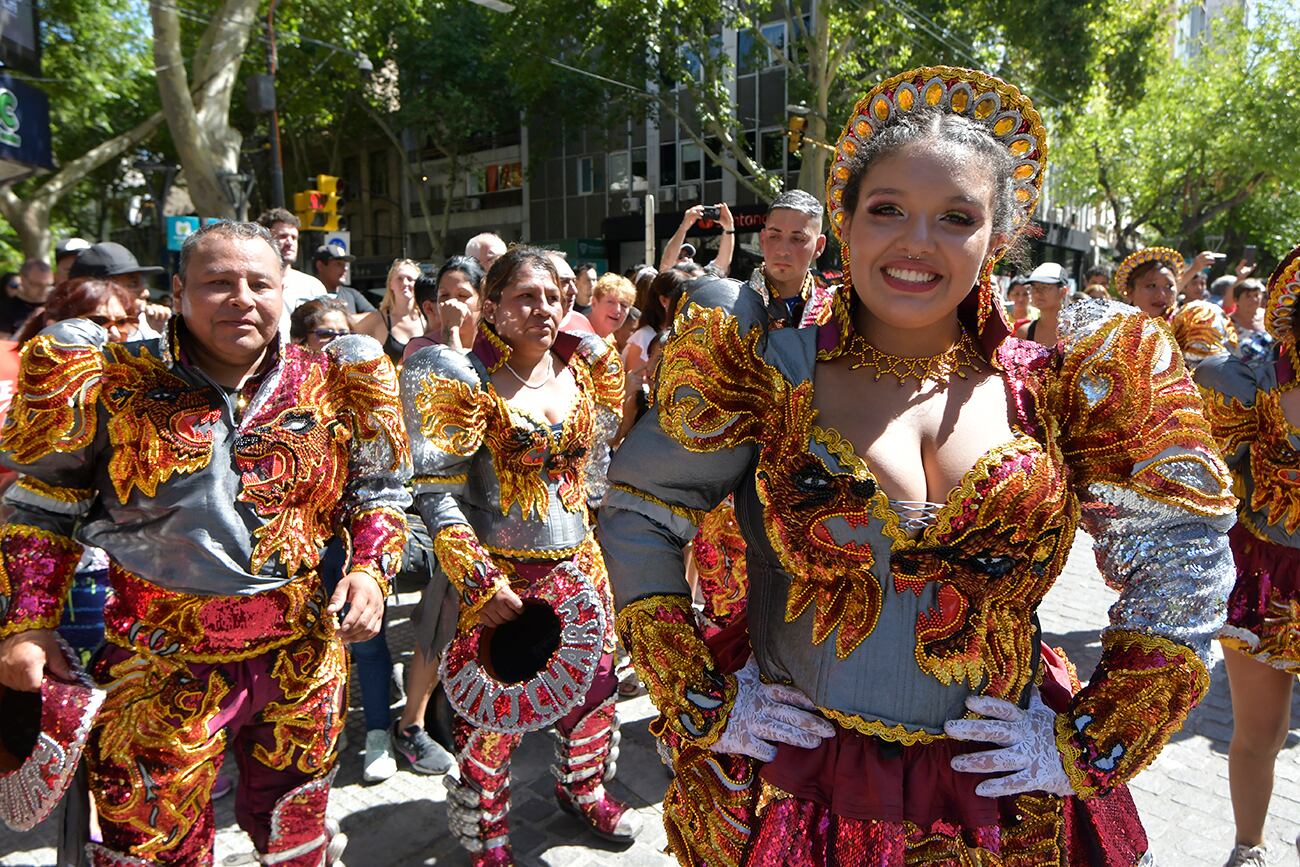 Vendimia 2023   Carrusel de las Reinas 
 La gente colmó  las calles céntricas de Mendoza para celebrar junto a las 18 reinas y distintas agrupaciones culturales y sociales, que reflejan el espíritu local.


Foto: Orlando Pelichotti