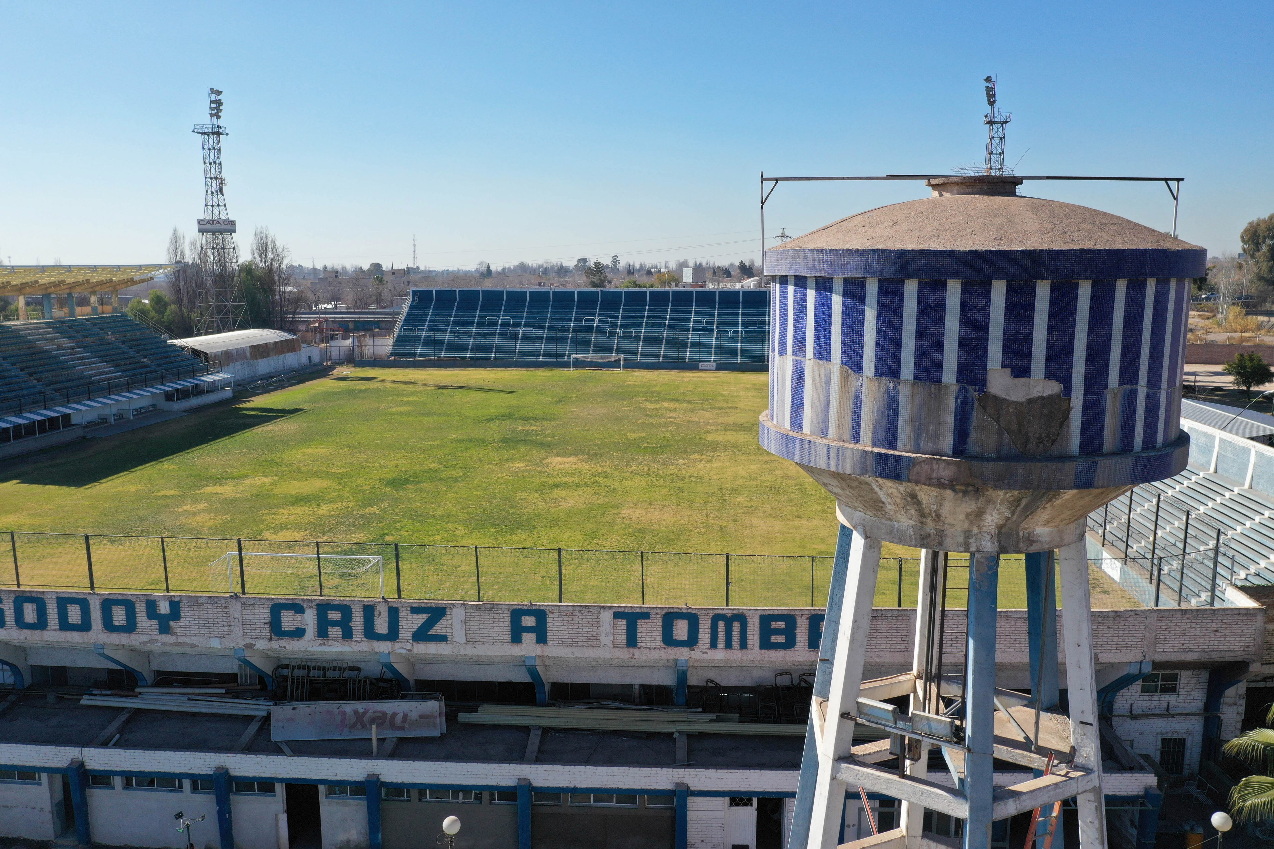 Comenzaron con los trabajos para restaurar el emblemático Tanque de la cancha 
Foto: Claudio Gutierrez - Los Andes   