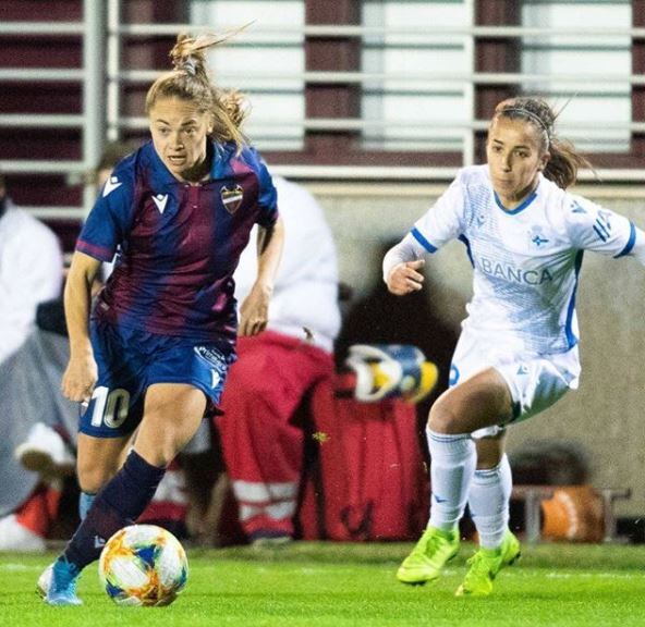 Estefi Banini en el Levante, en un partido por la Primera Iberdrola de españa.