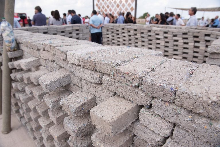 Ladrillos hechos con materiales plástico. Serán protagonistas de las construcciones a futuro. / Prensa Gobierno 