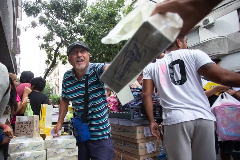 Una fila de más de una cuadra y media afuera de una librería en Once para comprar útiles escolares. - Gentileza / La Nación