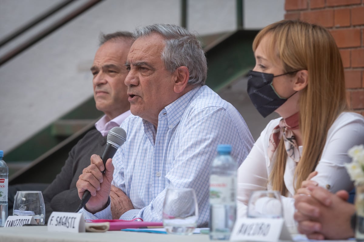 Carlos Ianizzotto, candidato a diputado nacional por el Partido Federal expone, lo escuchan Jorge Pujo y Anabel Fernández Sagasti.  