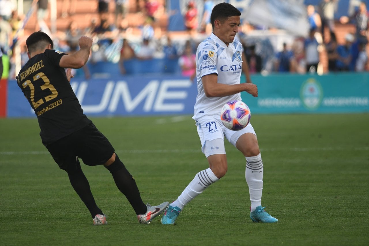 Futbol Liga Profesional, Godoy Cruz Antonio Tomba vs. San Lorenzo de Almagro en el estadio Malvinas Argentinas de Ciudad. 
Los jugadores de Godoy Cruz, entran en calor antes del partido