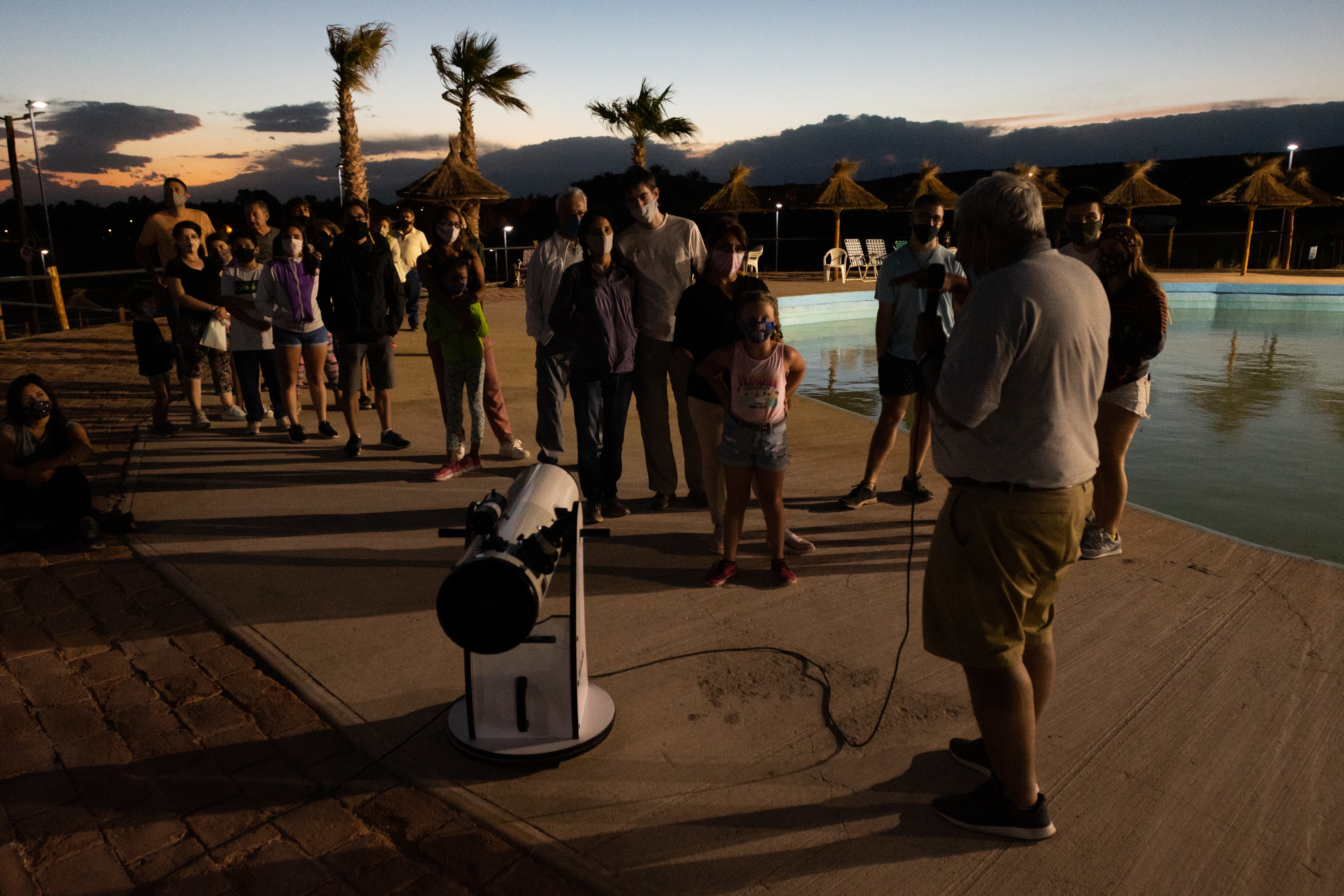 50 personas de toda la provincia llegaron cerca de las 20:30 a Luján Playa Carrizal para acomodarse y disfrutar de la noche de Astroturismo en Luján.