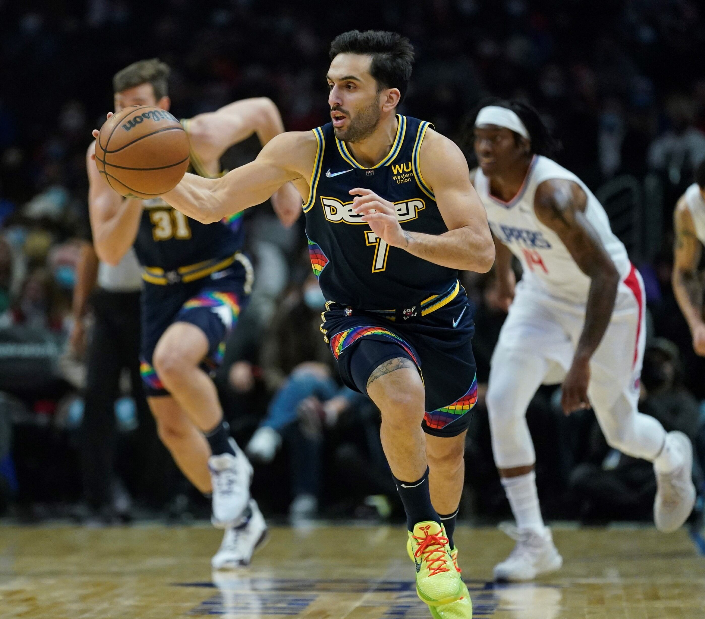 Facundo Campazzo es clave con su juego en transición, aunque se pierde el inicio de los play off, por suspensión. (AP / Archivo)