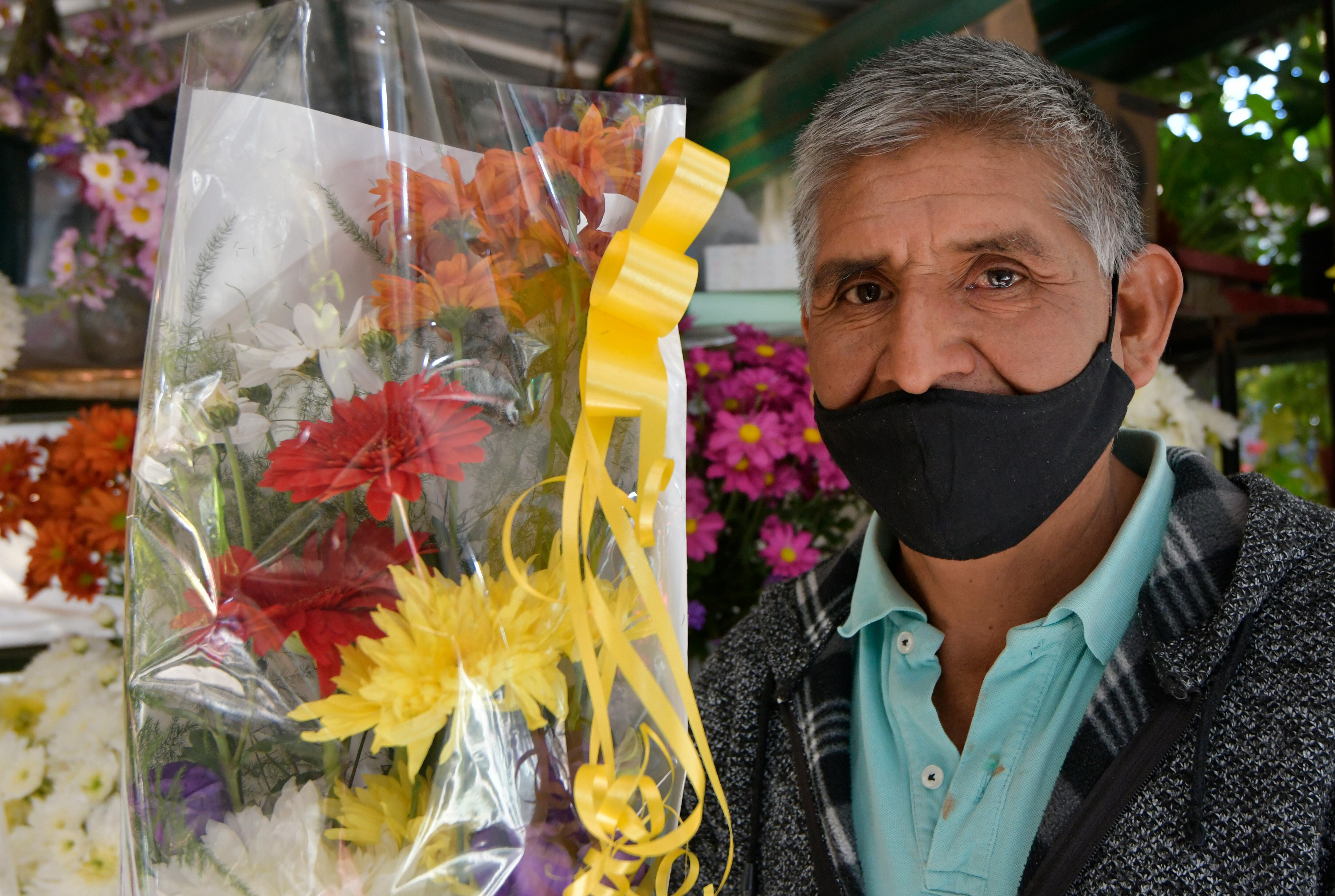 Braulio Borges de tradición familiar florista, vende en el puesto de flores en la Avenida San Martin y Las Heras 