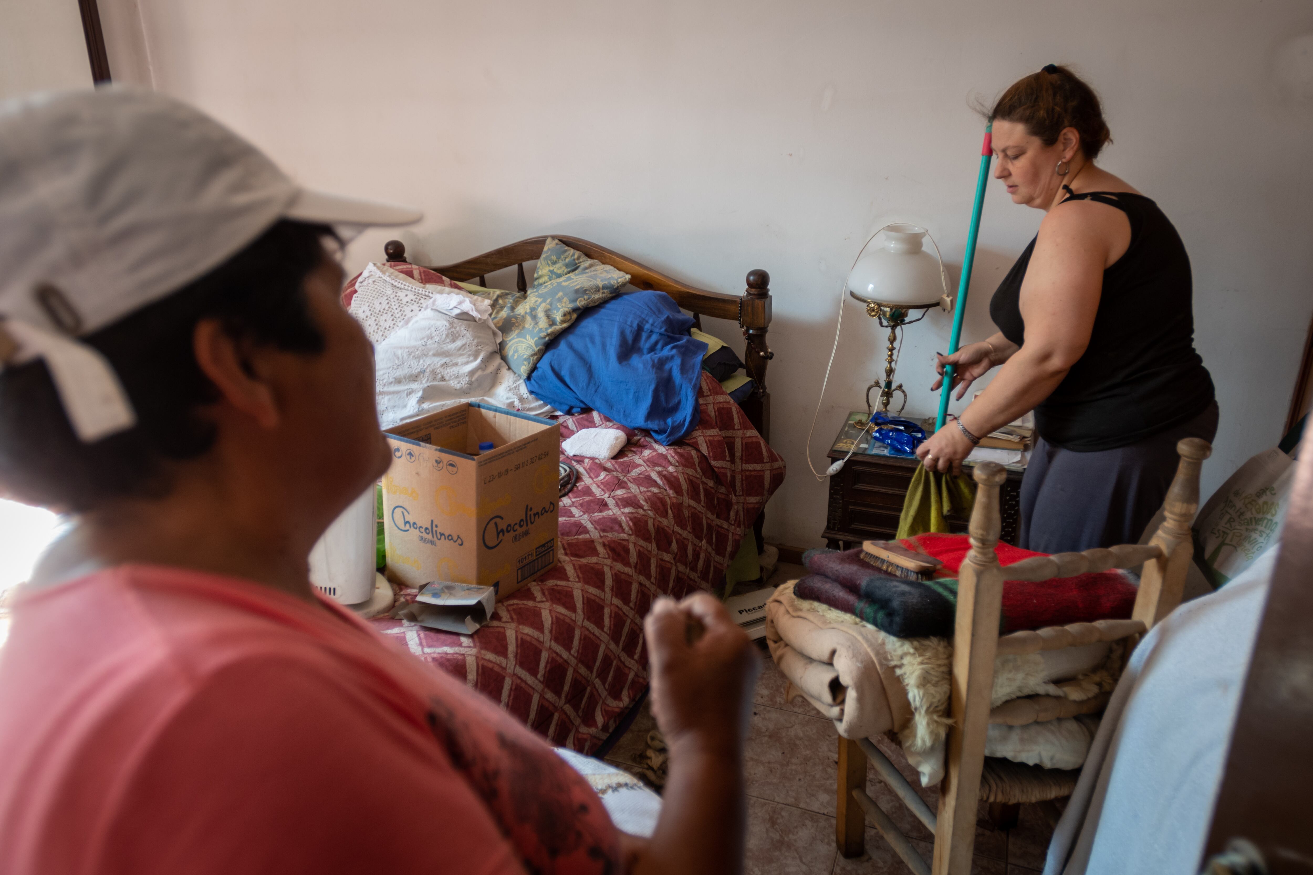 Nerina, en el trajín de ordenar y sacar la gran cantidad de agua y barro que quedó dentro de su vivienda en el barrio Ujemvi (Las Heras).