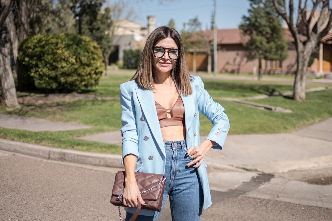 Agus de @cosa.de.mujeres con crop top de cuero. PH Romi Abel