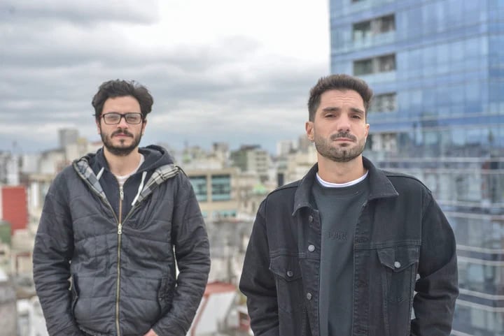 Gonzalo y Pablo, de fondo, las cúpulas de la iglesia del Colegio del Salvador. Foto: Constanza Niscovolos