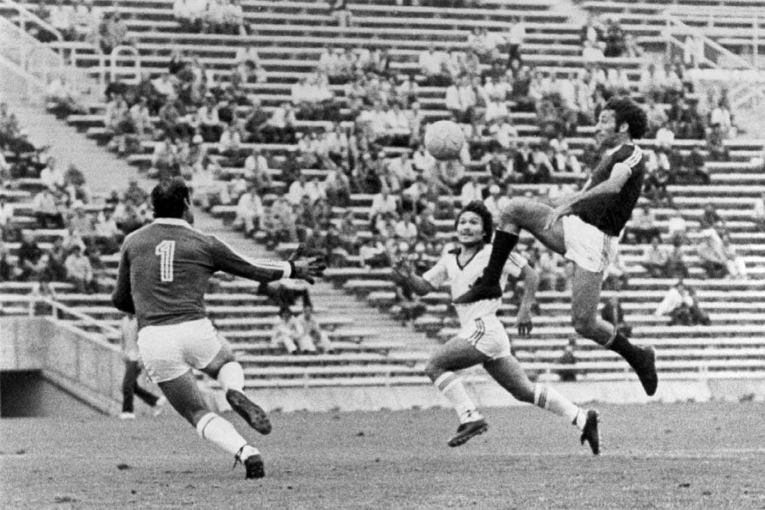 NACIONAL 82. Antonio Maza toca el balón por sobre la cabeza del Gringo Reggi, el balón pegará en el palo y Ereros tocó suave para poner el 1-0 parcial del triunfo de la Lepra por 2 a 0.