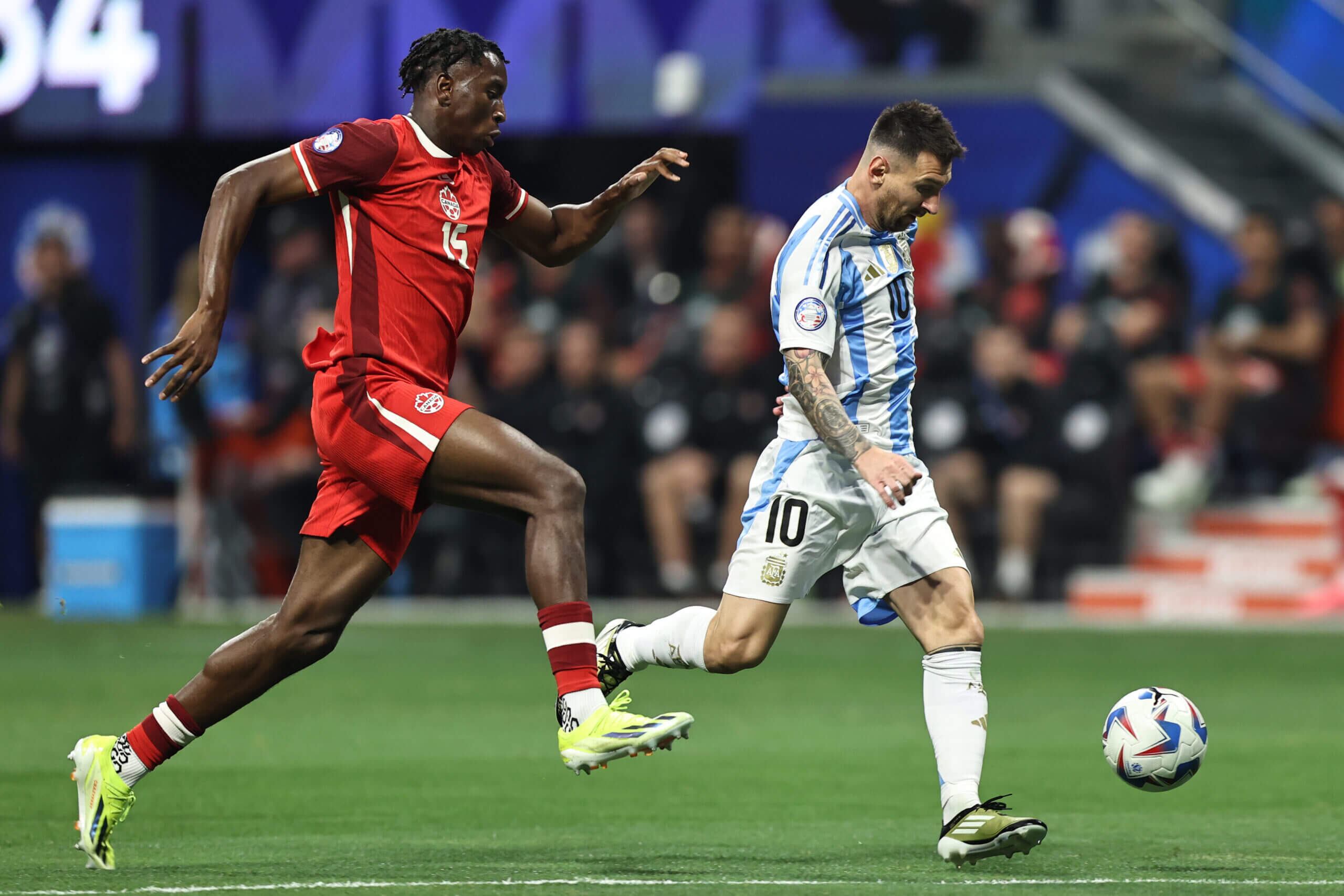 Messi recibió una durísima plancha durante el partido contra Canadá. 