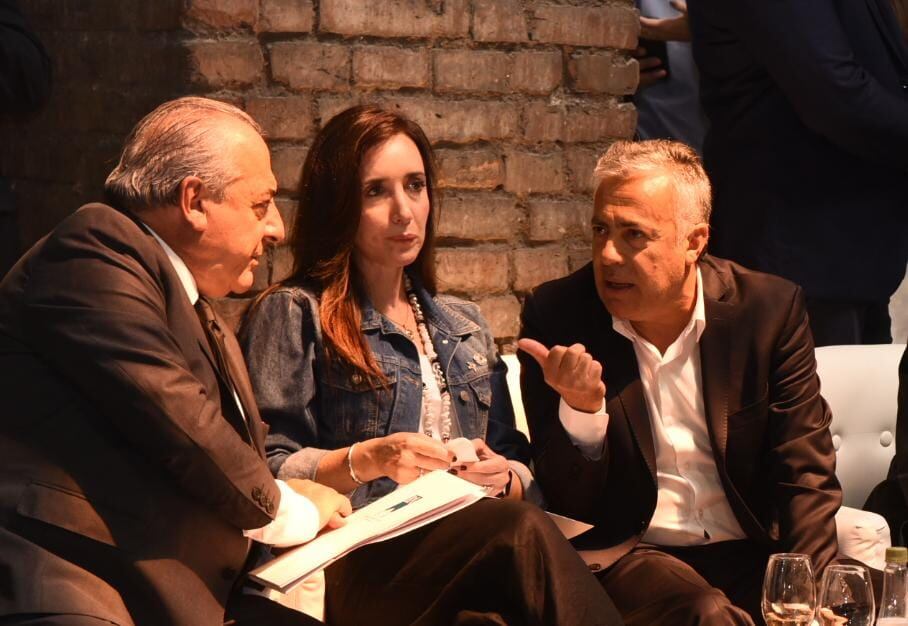 El presidente de Bodegas de Argentina, Walter Bressia, con la vicepresidenta de la Nación, Victoria Villarruel, y el gobernador de la provincia, Alfredo Cornejo, en el agasajo de BdA. Foto: Prensa Gobierno de Mendoza