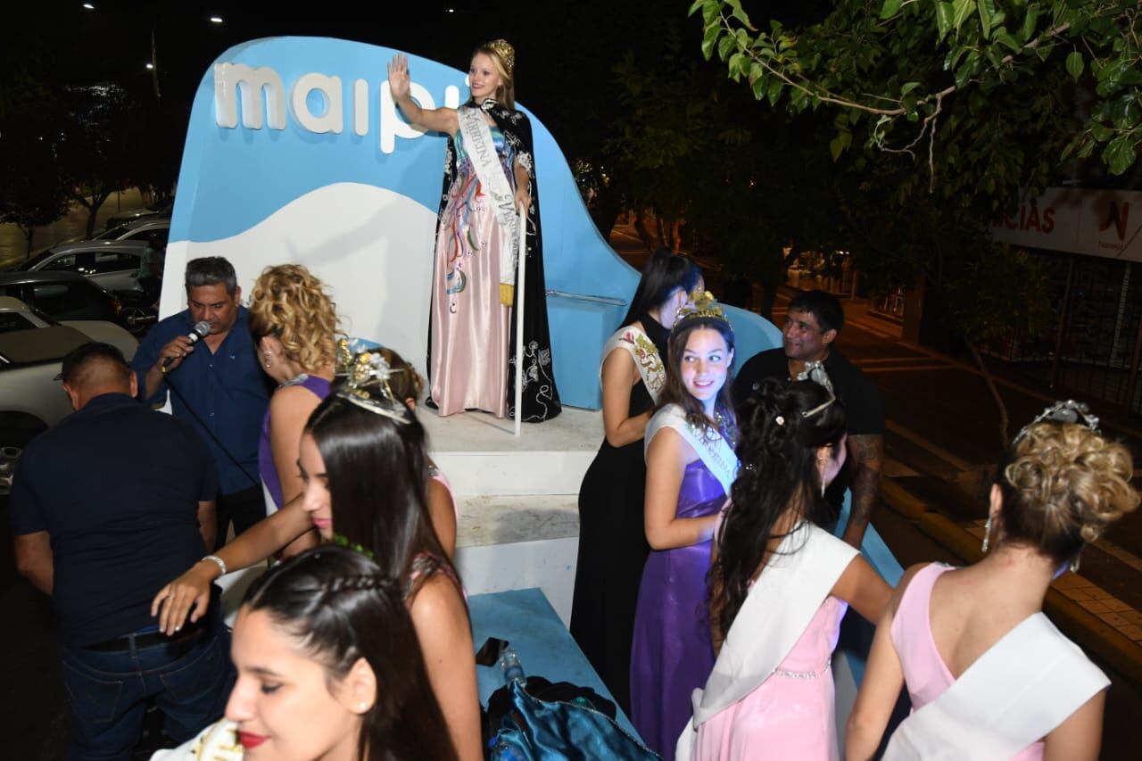 Giuliana Pilot, la Virreina Nacional de la Vendimia, fue recibida por una multitud de maipucinos. Contó con la compañía de la Reina Nacional. José Gutiérrez/Los Andes.