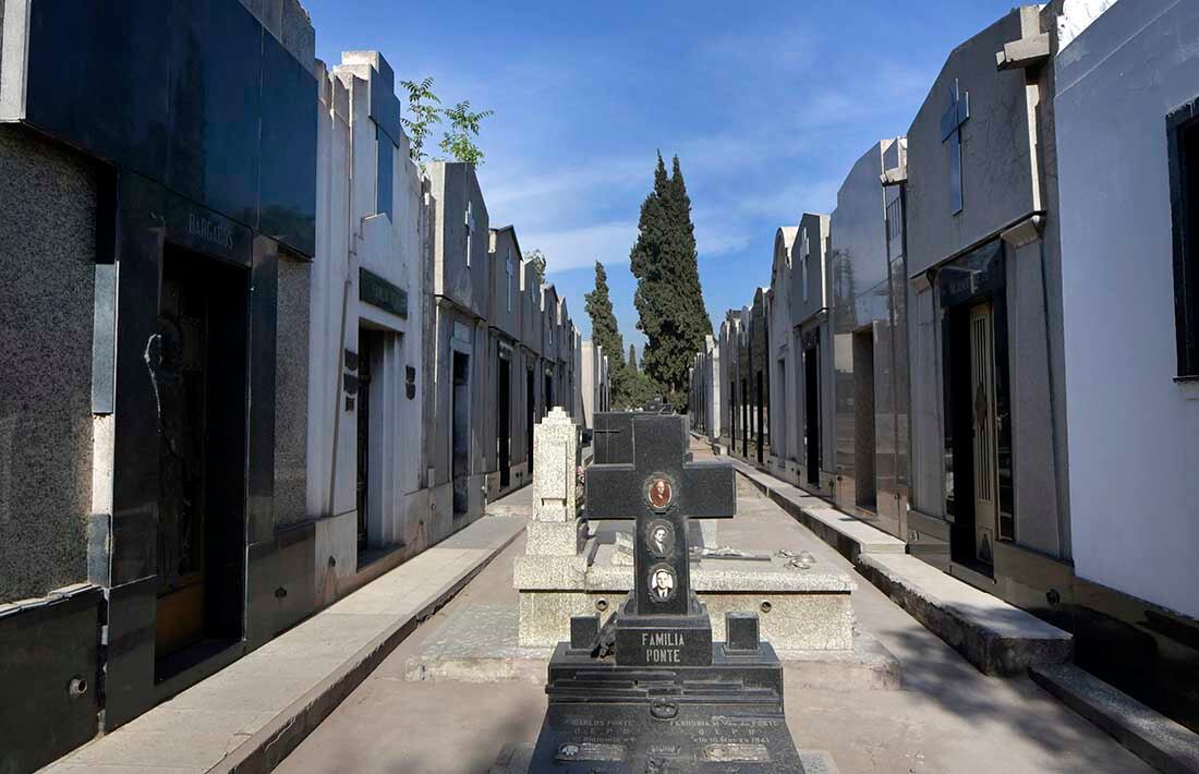 El Cementerio Municipal de la Ciudad de Mendoza en una gran importancia en su historia, arte fúnebre, también la arquitectura, la simbología y los epitafios de mausoleos, tumbas, lápidas y criptas.
Foto: Orlando Pelichotti