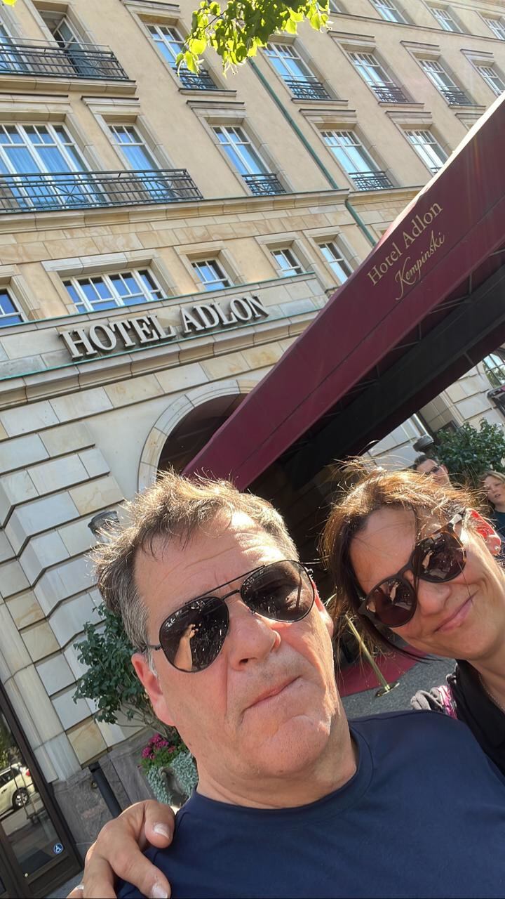 Los motoqueros mendocinos Rosana y Johnny Andía, en el frente del hotel donde se encontraron con los Rolling Stones.