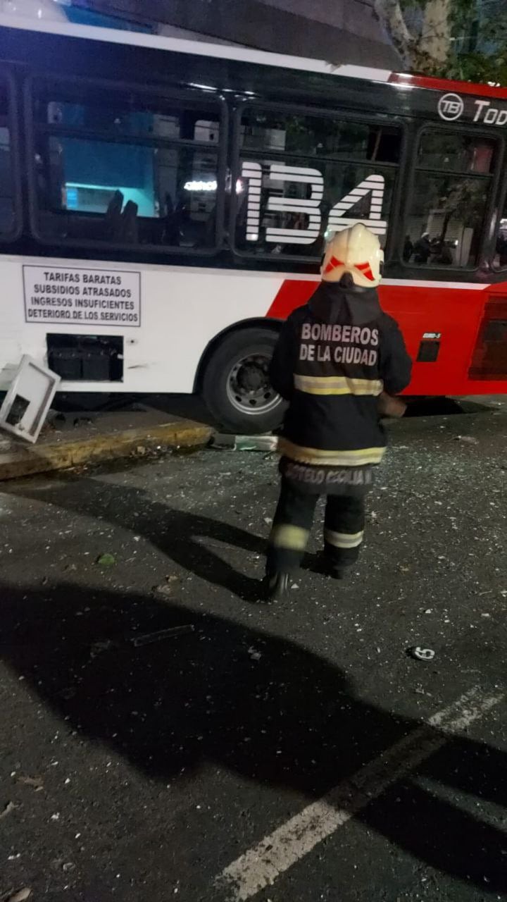 Brutal choque entre dos colectivos: 16 personas resultaron heridas. Foto: Twitter / Emergencias BA.