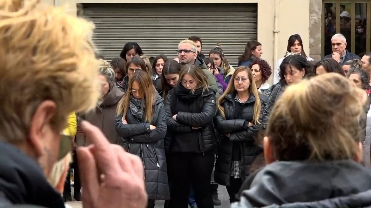 Los vecinos de la zona homenajearon a las pequeñas.  / EFE