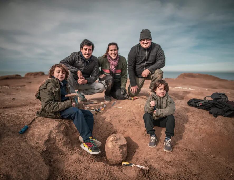 Vicente junto con su familia en el lugar del hallazgo. 