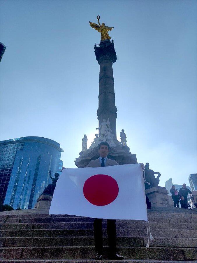 El embajador de Japón en México festejó solo el triunfo de su selección en el Mundial.