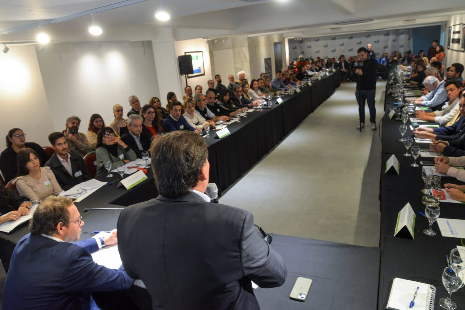 Omar Parisi junto a los integrantes de los equipos que trabajarán las propuestas.