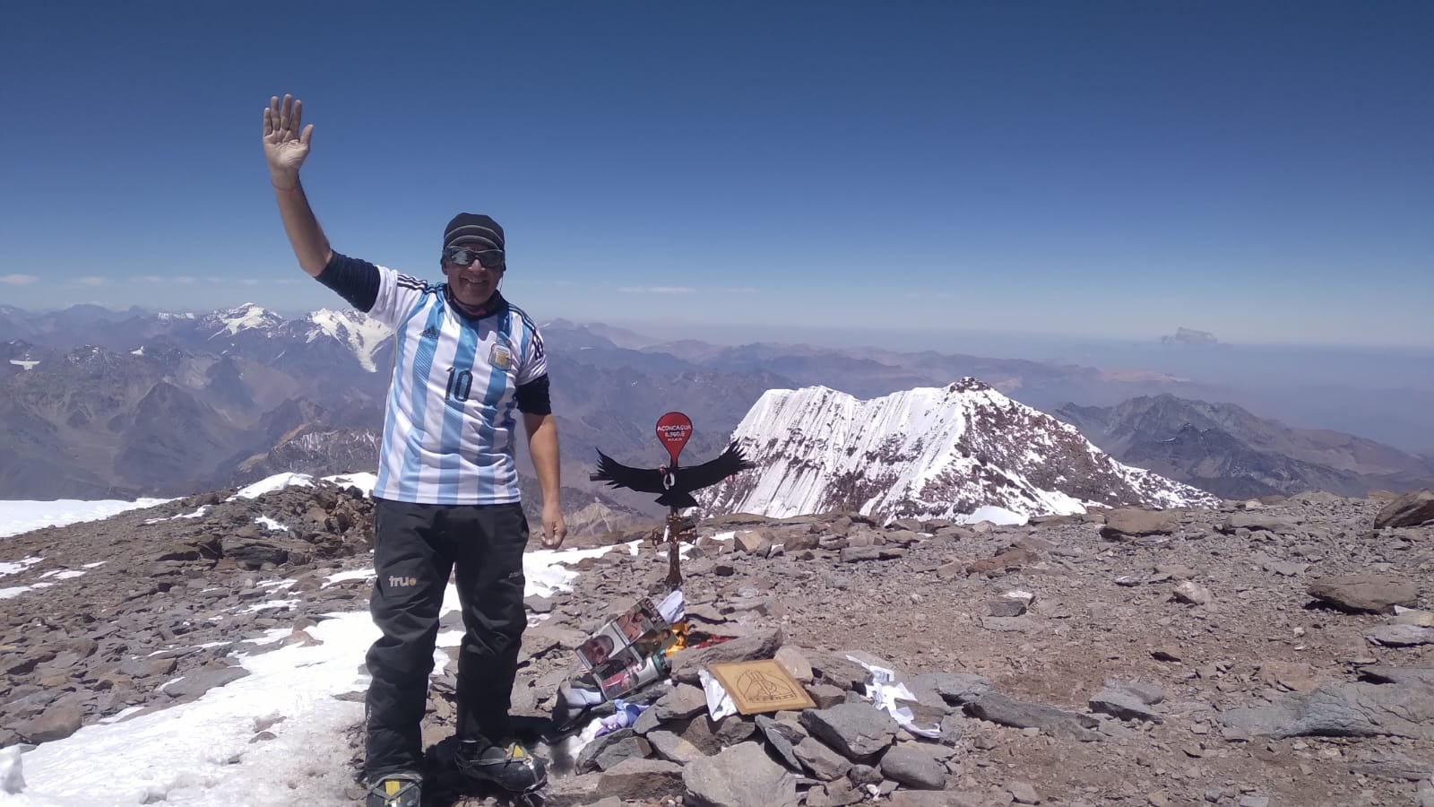 Cima del Aconcagua. Miguel "Lito" Sanchez, montañista mendocino que fue el primer argentino en subir a una montaña de más de 8.000 metros, el Dhaulagiri en Nepal. Foto: Gentileza